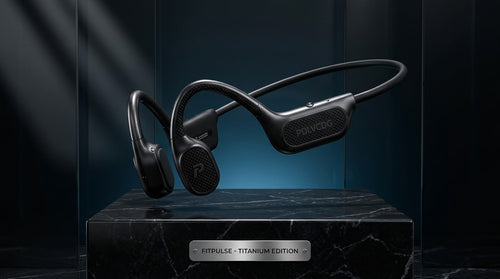 FitPulse Titanium Edition — écouteurs à conduction osseuse sur socle marbre